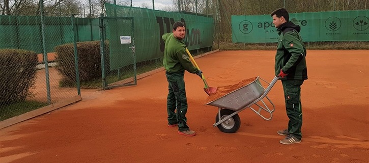 Frühjahrssanierung der Tennisplätze